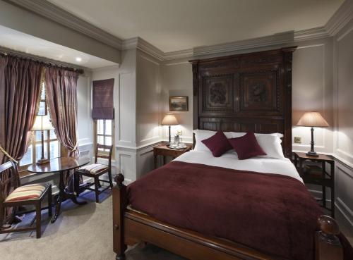 黑兹利特酒店客房内的一张或多张床位
