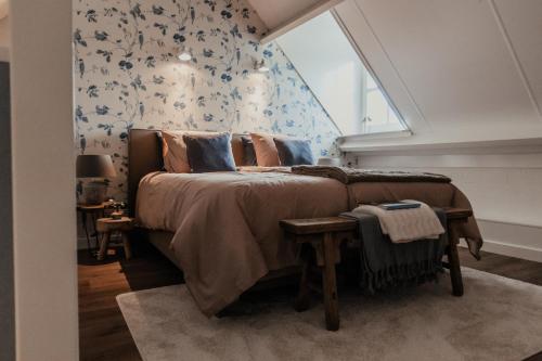 德尔纳Blauwe Lucht的一间卧室设有一张大床和窗户