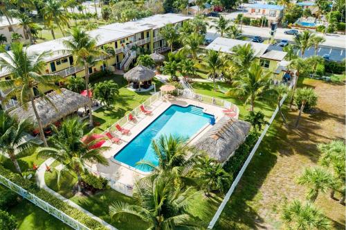 帕诺滩海洋经济度假酒店的享有度假村的空中景致,设有游泳池和棕榈树