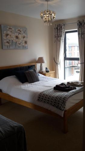 斯陶尔波特River view Apartment的一间卧室配有一张带吊灯和窗户的床。
