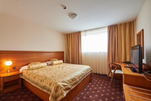 森介斯布里卓瓦戈克罗斯卡酒店的酒店客房,配有床和电视