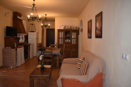 波索阿尔孔Alojamientos Rurales la Loma的客厅配有沙发和桌子
