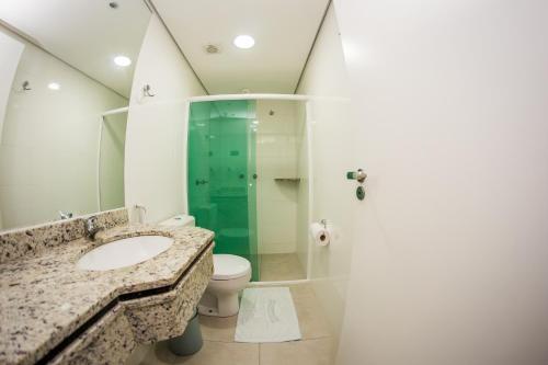 皮拉图巴Hotel Recanto Do Rouxinol的一间带水槽、卫生间和淋浴的浴室