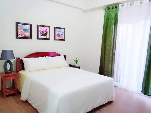Amani Grand Residence near Mactan Cebu Intl Airport客房内的一张或多张床位