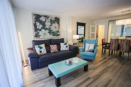 马拉加Apartamento Aurora的客厅配有沙发和桌子