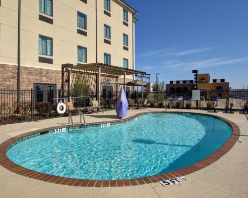 史密斯堡Comfort Inn & Suites Fort Smith I-540的大楼前的大型游泳池