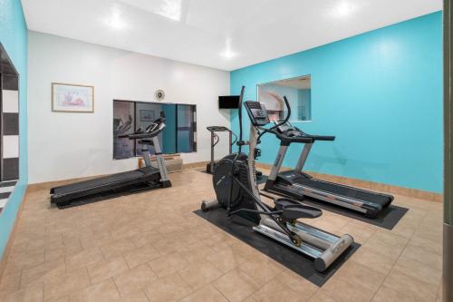 胡尔伯克胡尔伯克豪生国际酒店的一间健身房,里面设有跑步机和椭圆机