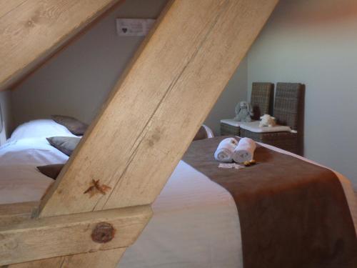 希斯特尔hoevehotel ter haeghe的一间卧室配有一张木架床