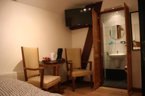 NieuwstadtKoperen keteltje的客房设有床、水槽和镜子