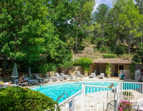 格雷乌莱班Villa Borghese, The Originals Relais的一座大型游泳池四周环绕着白色围栏