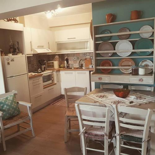 克里察Tsiboulas Cretan Cottage的厨房配有桌椅和架子
