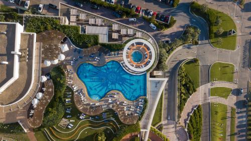 埃斯特角城享受普恩塔德尔埃斯特酒店的享有度假村游泳池的顶部景致