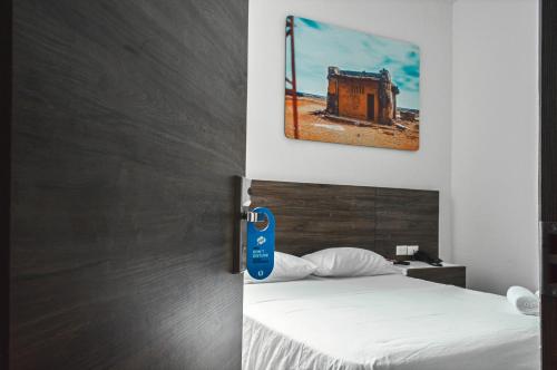 里奥阿查Hostel Laguna Salá By FSL的一间卧室配有一张带蓝色钥匙的床