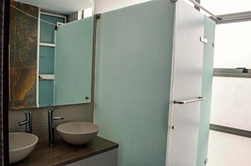 里奥阿查Hostel Laguna Salá By FSL的浴室设有2个水槽和镜子