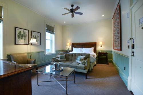 特柳赖德新谢里登酒店的酒店客房,配有床和沙发