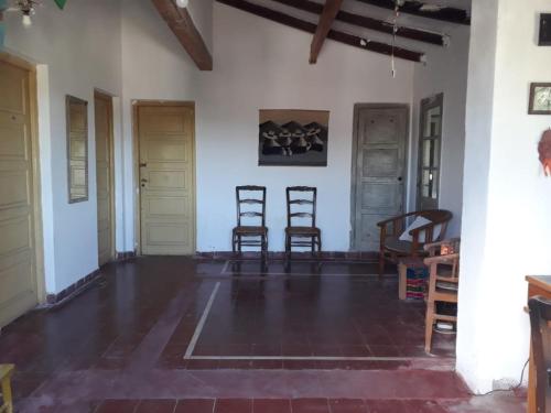 里奥塞瓦约斯Habitación en Casa Las Dos Nenas的客厅配有两把椅子和一张桌子