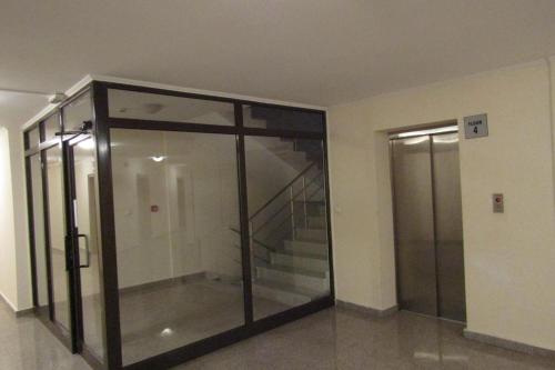 班斯科Ski Apartment D50 Cedar Lodge 4的楼梯的建筑里的一个玻璃电梯