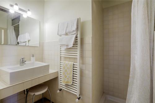 锡耶纳Attilio Camere的白色的浴室设有水槽和镜子
