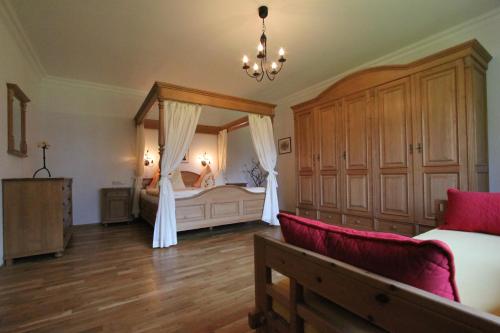 巴特奥塞Haus Stangl的一间卧室配有两张床和吊灯。