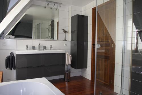 FultotLa Main Ouverte的一间带水槽和镜子的浴室