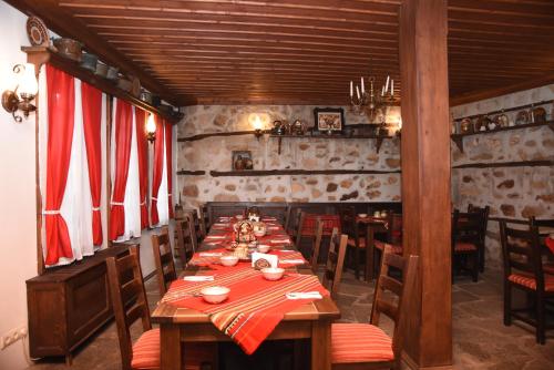 帕纳久里什泰尤杰瓦凯施塔酒店的餐厅内带长桌的用餐室