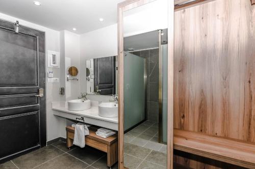 卡拉马孔赞特广场新奇酒店及Spa的一间带两个盥洗盆和淋浴的浴室