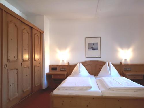 玛丽亚阿尔姆马可·波罗家庭运动酒店的一间卧室设有两张床和两个床头柜