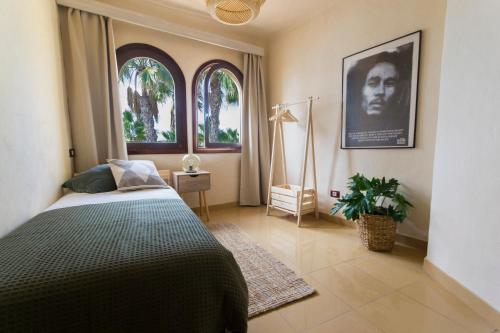 圣巴托洛梅Dream Bay Home的一间卧室设有一张床和两个窗户。