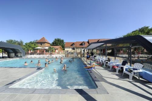 帕迪玛朵野营酒店内部或周边的泳池