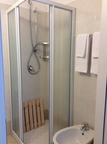 布雷西亚Hotel Livio的带淋浴和盥洗盆的浴室