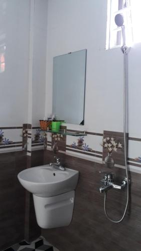 Hoàn GiápNhà nghỉ Book的浴室配有卫生间、盥洗盆和淋浴。