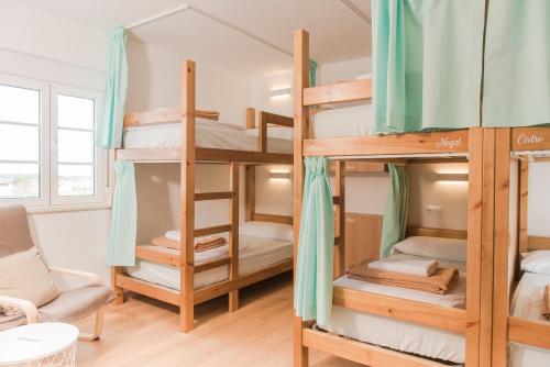 QuerúasAlbergue "La Yalga"的宿舍间配有双层床。