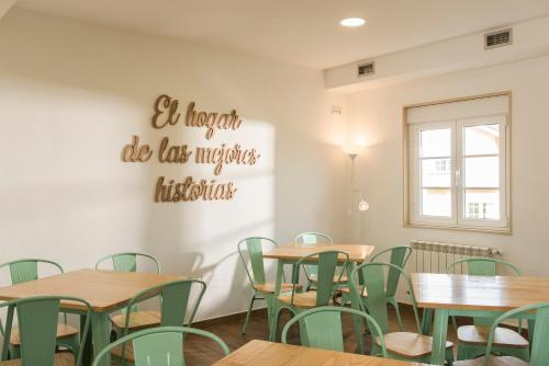 QuerúasAlbergue "La Yalga"的用餐室配有木桌和绿色椅子