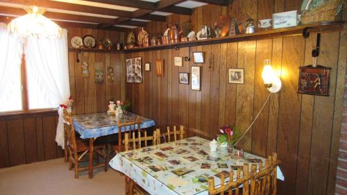 Twin MountainCarlson's Lodge的一间带桌子和桌椅的用餐室