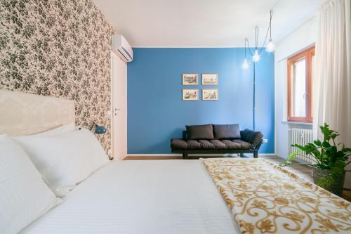 梅斯特Laguna Boutique Apartments的一间卧室设有蓝色的墙壁和一张床