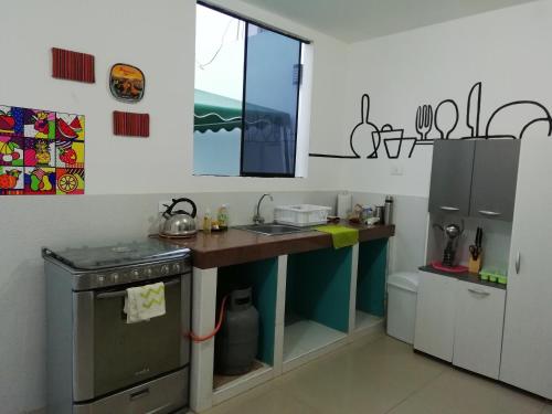 帕拉卡斯Hostal Brisa Marina的厨房配有柜台、水槽和窗户