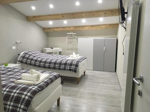 坎波巴索Sagittabondo的一间卧室配有两张床和一个衣柜