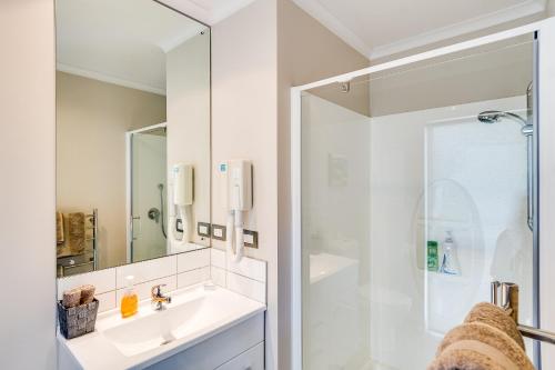 Eskdale纳皮尔住宿加早餐旅馆 - 龙舌兰日出的白色的浴室设有水槽和淋浴。