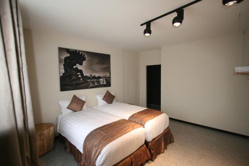 列日Amosa Liège City Centre Apart Regence 17的一间卧室,卧室内配有一张大床