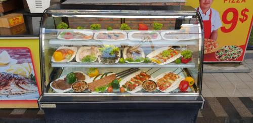 西哈努克本尼的城市酒店的装满不同种类食物的展示盒