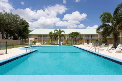 维洛海滩韦罗海滩豪生酒店的酒店前方的大型游泳池