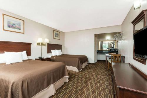 斯普林菲尔德斯普林菲尔德豪生国际酒店集团的酒店客房设有两张床和一台平面电视。