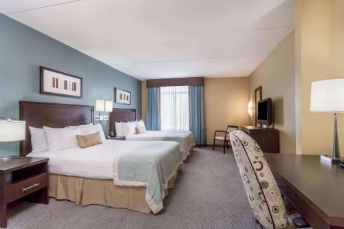 里贾纳温德姆里贾纳温盖特酒店的酒店客房配有两张床和一张书桌