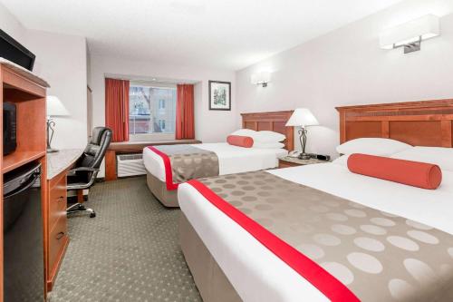 弗瑞斯科弗里斯科华美达酒店的酒店客房设有两张床和一台平面电视。