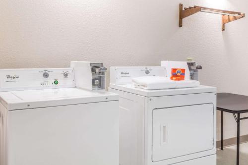巴拿马城华美达温德姆巴拿马城酒店的一间带两台洗衣机和水槽的浴室