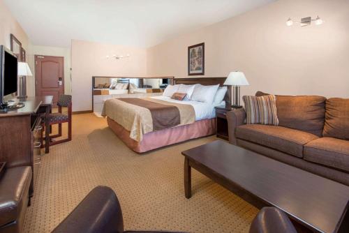 劳埃德明斯特Gold Circle Inn的酒店客房,配有床和沙发