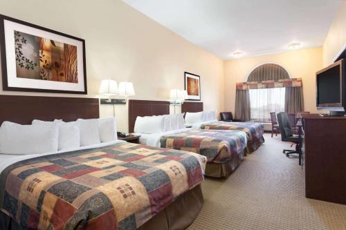 华美达维伯恩酒店客房内的一张或多张床位
