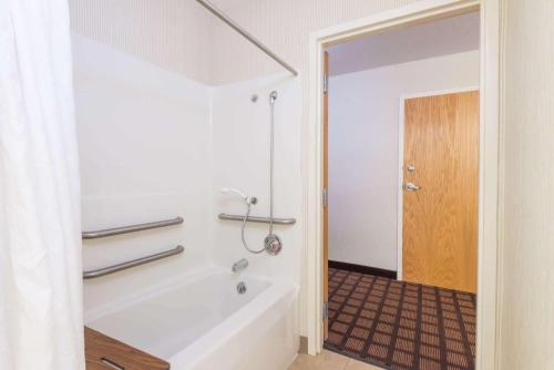 Microtel Inn & Suites by Wyndham Uncasville Casino Area的一间浴室