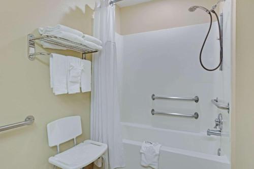 夏洛特大学广场温德姆酒店的带淋浴、卫生间和盥洗盆的浴室