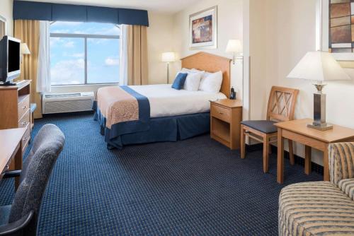 斯波坎斯波坎机场温德姆集团温盖特酒店的酒店客房,配有床和沙发
